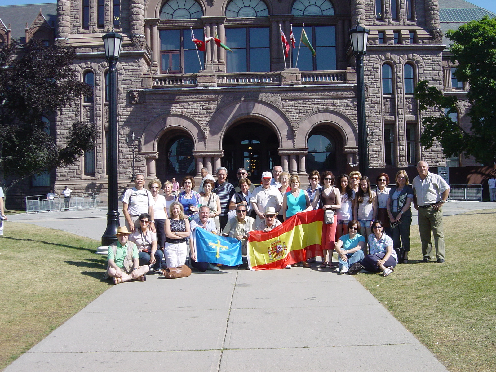 El Grupo en Toronto, delante del Parlamento