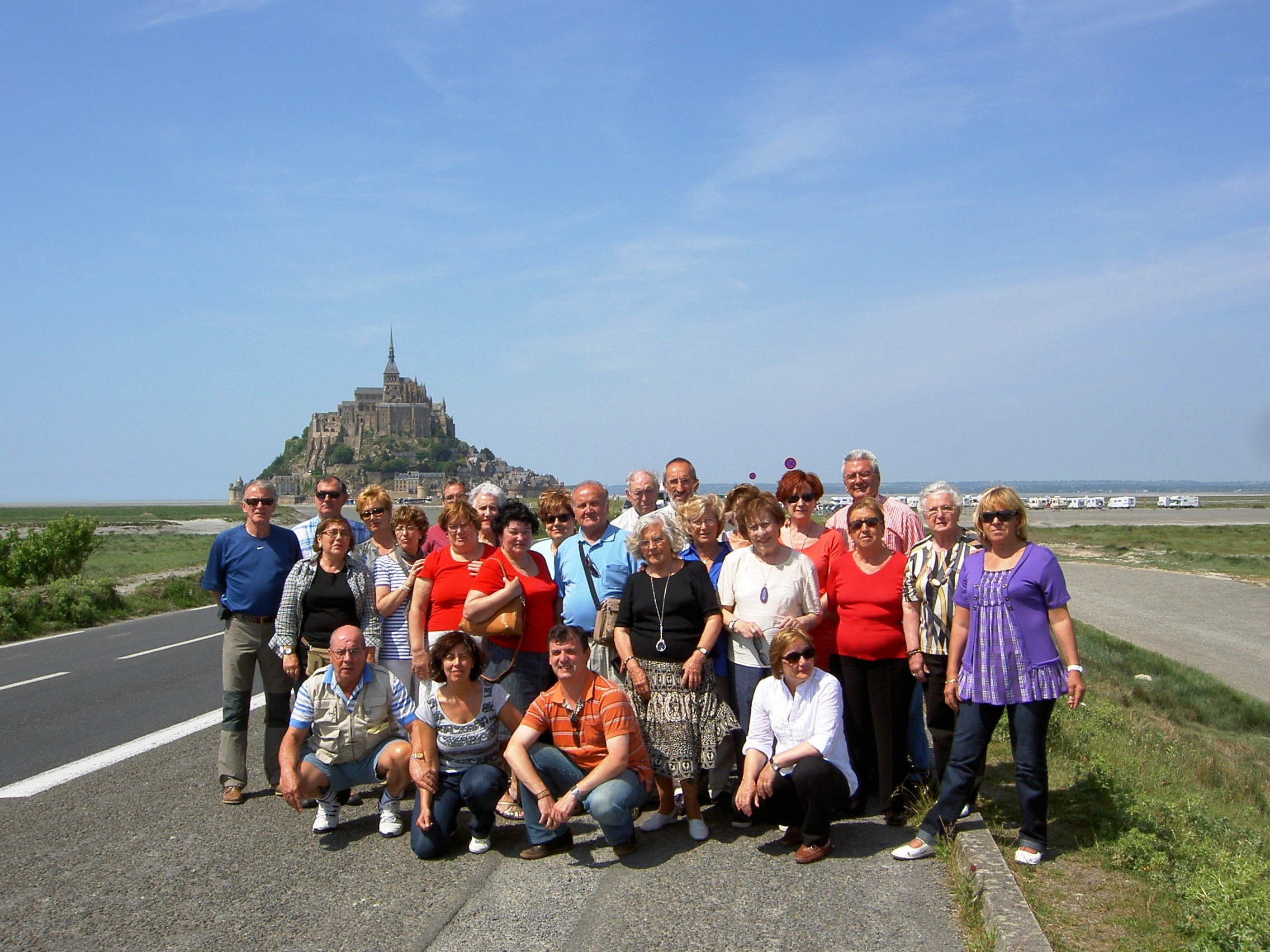 Foto del grupo con Mont Saint Michel al fondo