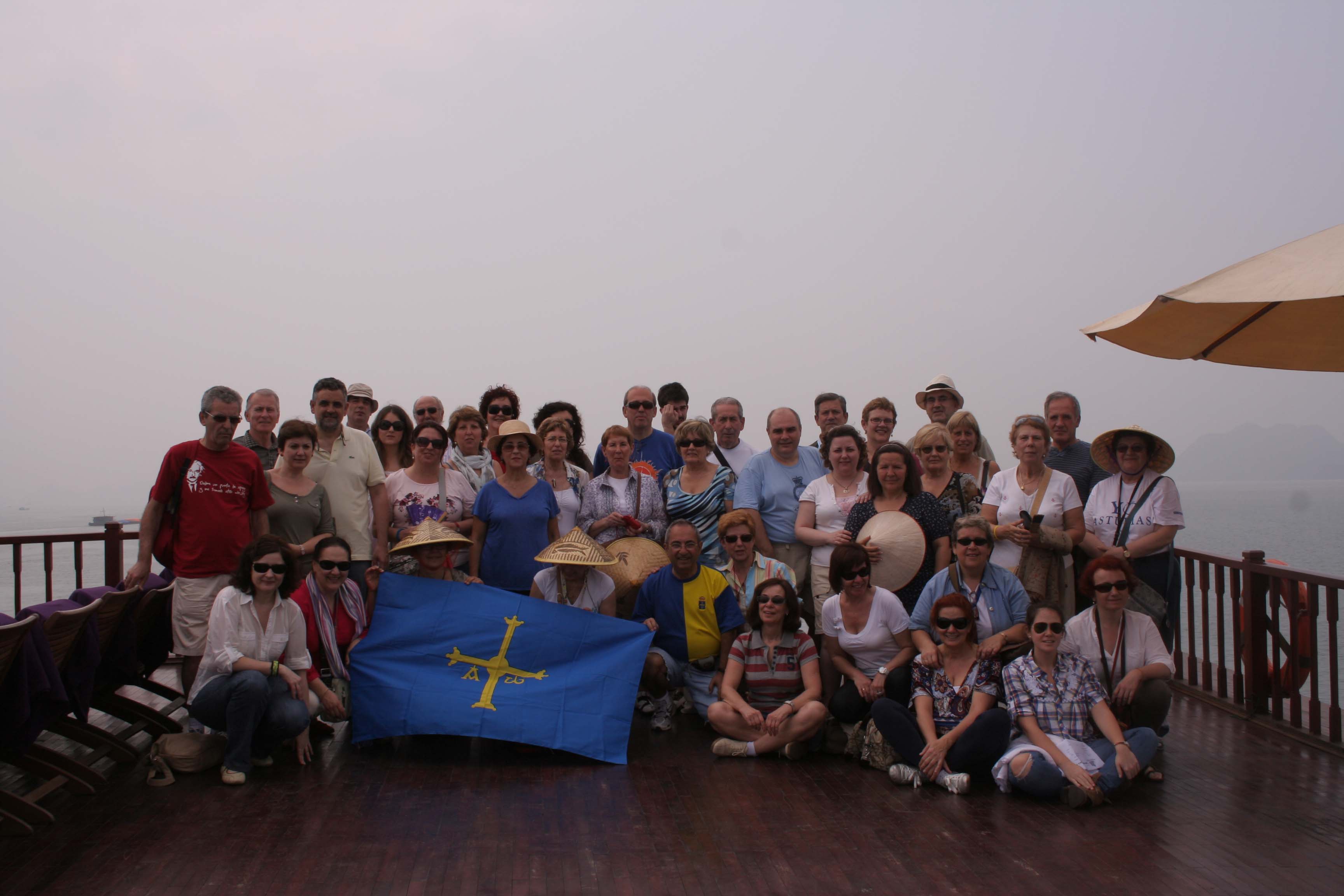 El grupo en la Bahía de Halong